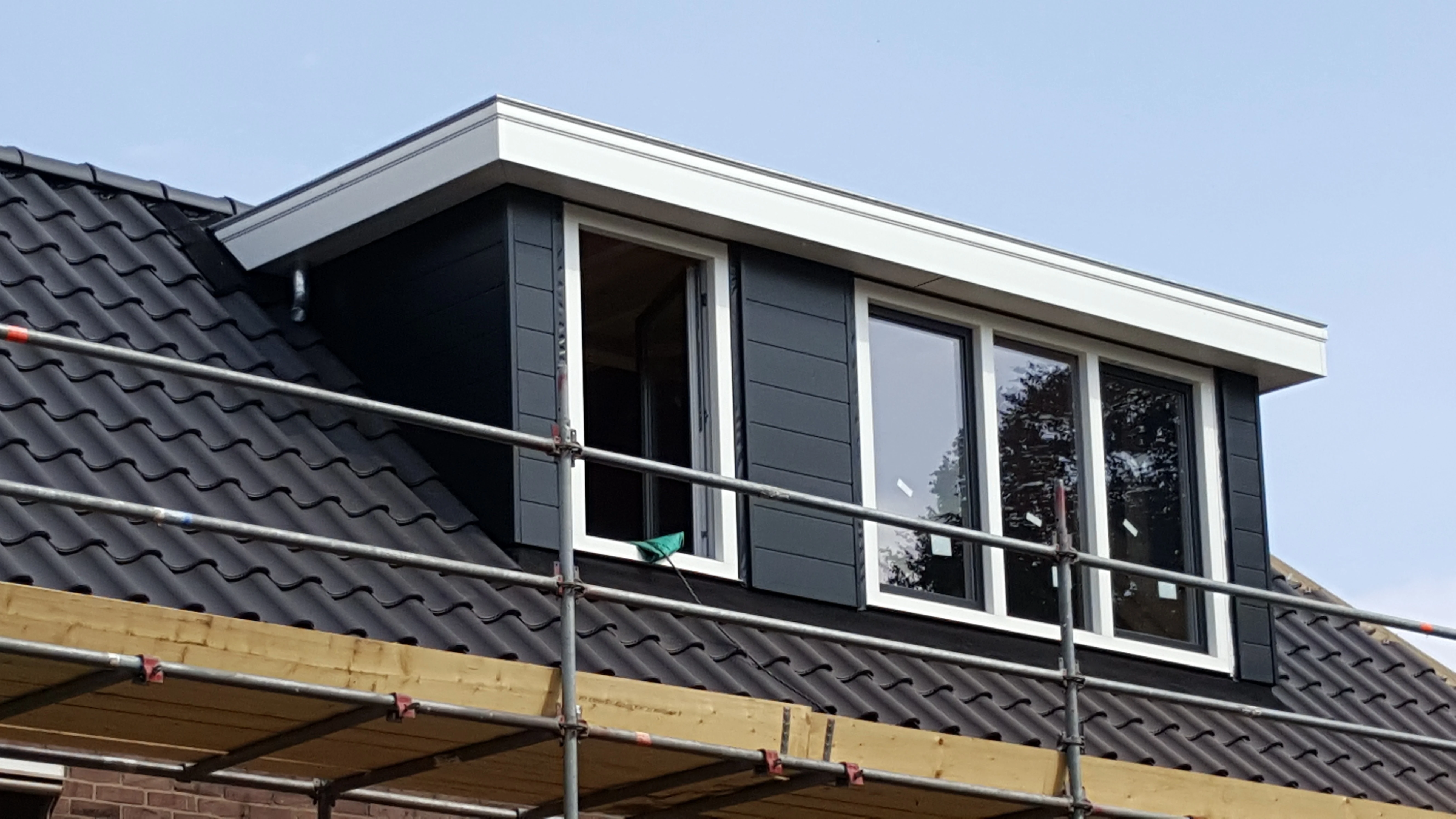 Dakkapel met nieuwe gevelbekleding op een woning